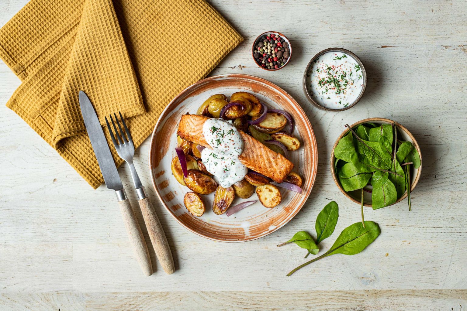 Saumon au four et pommes de terre grenaille rôties, sauce au mélange nordique