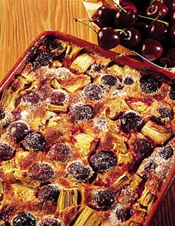 Clafoutis aux cerises et à la rhubarbe