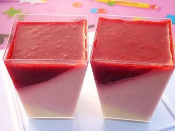 Panna cotta à la fraise, panna cotta à la vanille et coulis de framboises