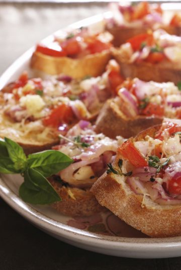 Toast maison au pesto, bacon, tomate et fromage
