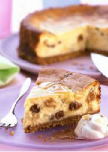 Gâteau au fromage blanc et raisins secs et coulis de miel