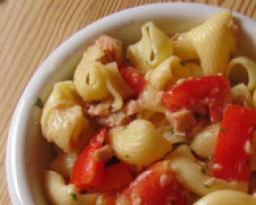 Salade de pâtes au thon et tomates cerises