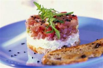 Tartare de thon à la crème de concombre