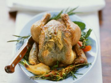 Poulet aux herbes farci sous la peau