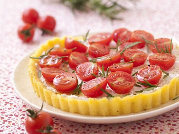 Tarte de polenta au chèvre frais et tomates cerises