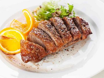 Magrets de canard, sauce vin rouge et riz épicé