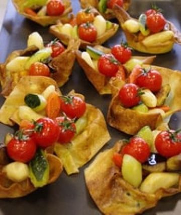 Filet d'agneau rôti sur une tarte fine aux légumes