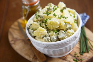 Salade au poulet, pommes de terre et cornichons