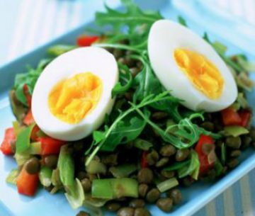 Oeufs cocotte sur poêlée de petits pois aux lardons et oignon rouge
