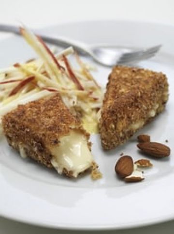 Reblochon pané aux amandes et salade pomme-céleri