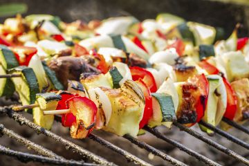 Brochettes de légumes au curry, paprika et moutarde