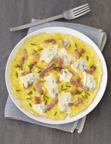 Omelette lardons & ciboulette au Bresse Bleu