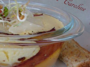 Oeuf cocotte au bacon grillé et à la crème de maïs